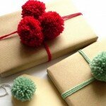 Envolver regalos con pompones