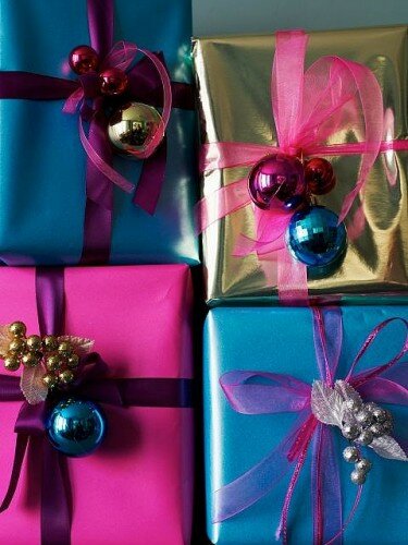 Decoración de regalos en Navidad mediante esferas