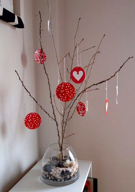 Árbol navideño realizado con ramas secas