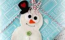 Decorar regalos de Navidad con muñeco de nieve en fieltro
