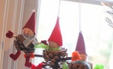 Duendes o elfos navideños hecho con piñas