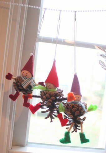 Duendes o elfos navideños hecho con piñas