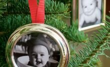 Decorar árbol navideño con fotos familiares