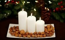Centro de mesa navideño con velas y frutos secos