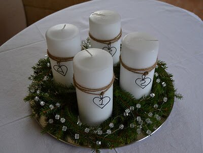 Centro de mesa navideño con velas blancas